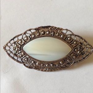 Mop brooch